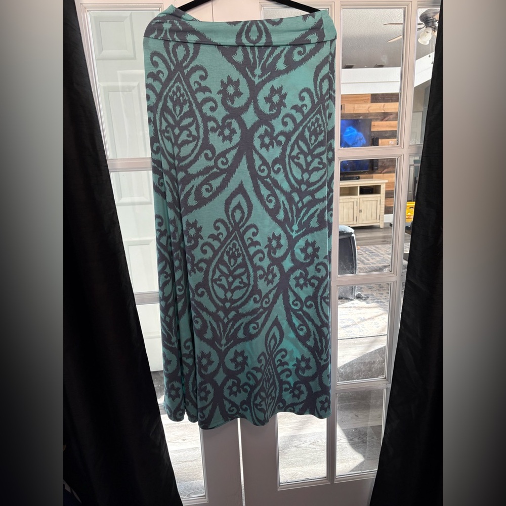 2X Maxi Skirt. Lots of Stretch